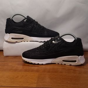Nike Womens Air Max 90 Ultra Plush Running Trainer